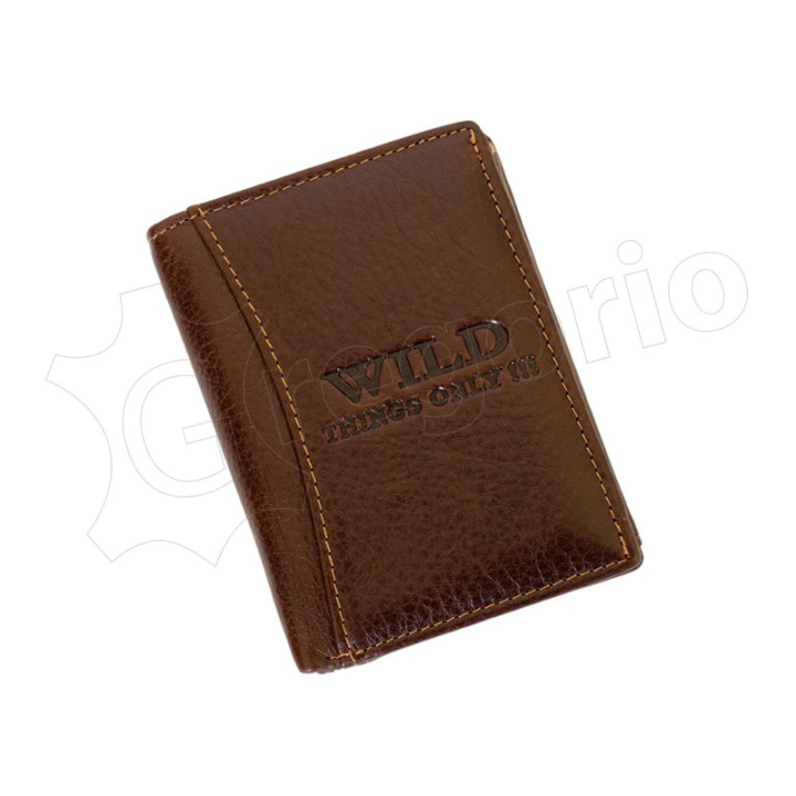 Męski skórzany portfel Wild Things Only 5500/5352 - Brązowy front z tłoczonym napisem i jasnymi przeszyciami nicią