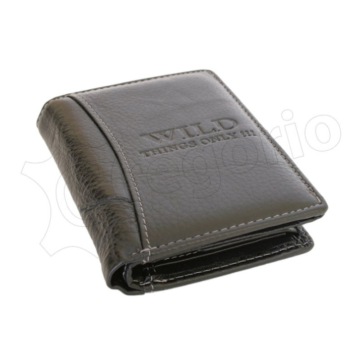 Męski skórzany portfel Wild Things Only 5500/5352 - Zamknięty front z tłoczonym napisem, jasnymi przeszyciami i fakturą skóry