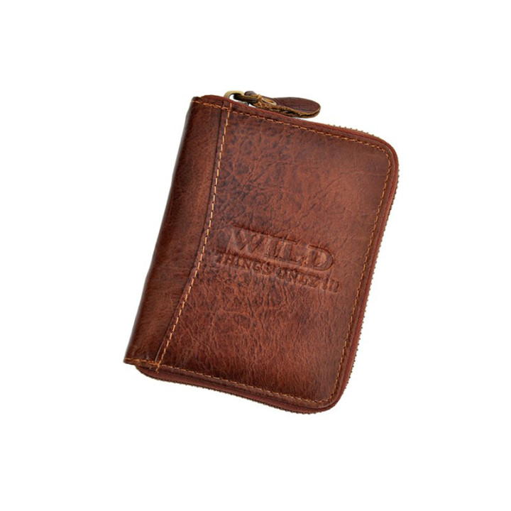 Męski skórzany portfel Wild Things Only 5508 - Zamknięty brązowy portfel z widocznym tłoczonym logo i zamkiem